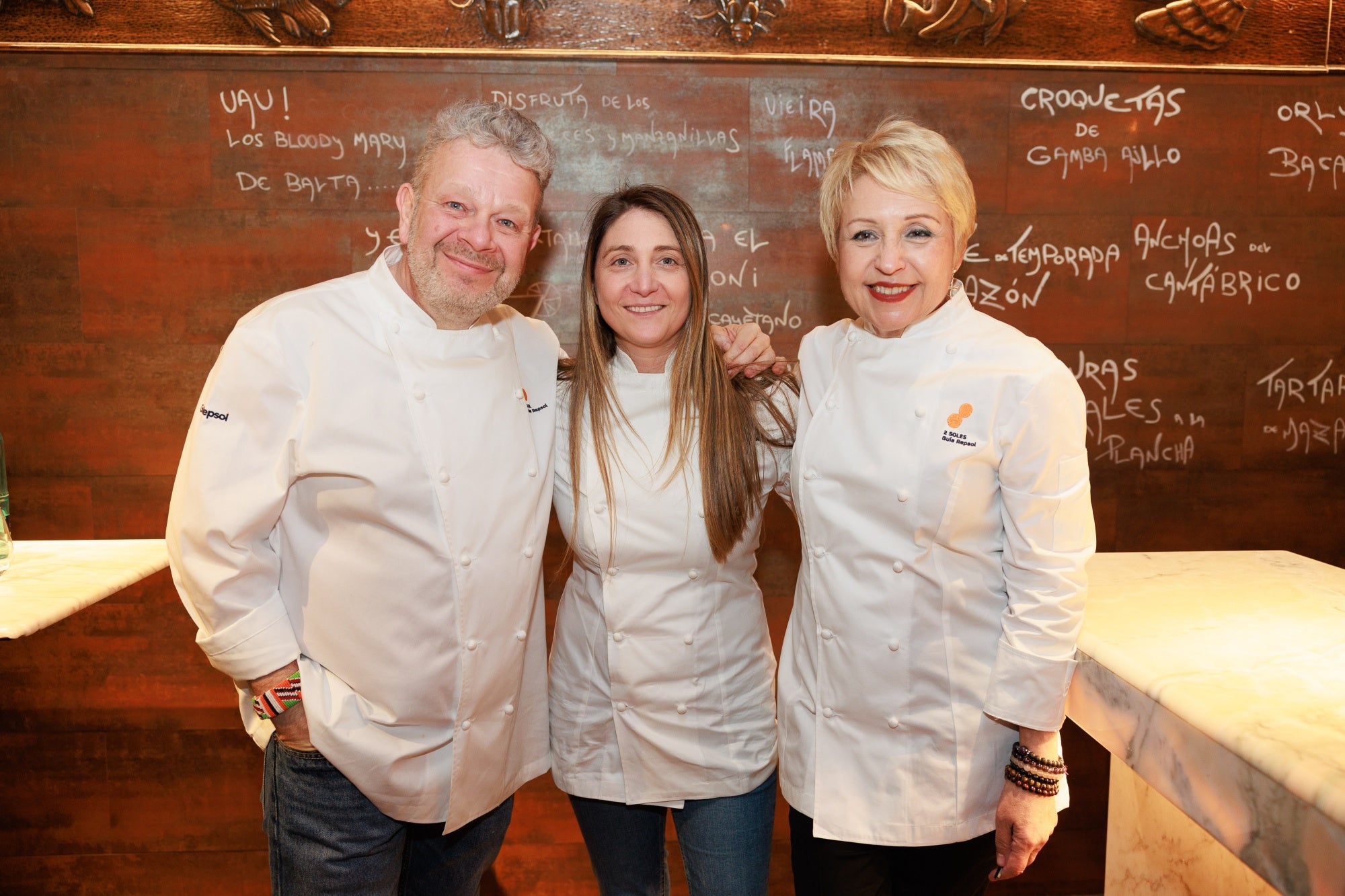 Chicote, Susi Díaz y Lucía Freitas preparan el aperitivo en los bares de Murcia