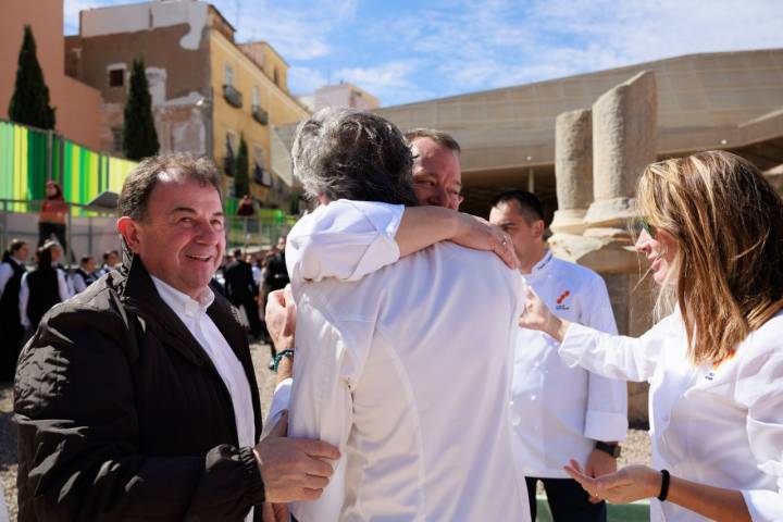 Encuentro de Tres Soles en el Foro Romano abrazode Cartagena