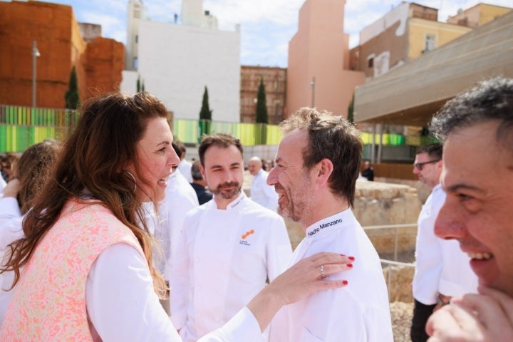 María Ritter, directora de Guía Repsol, conversando con Nacho Manzano y Eduard Xatruch.