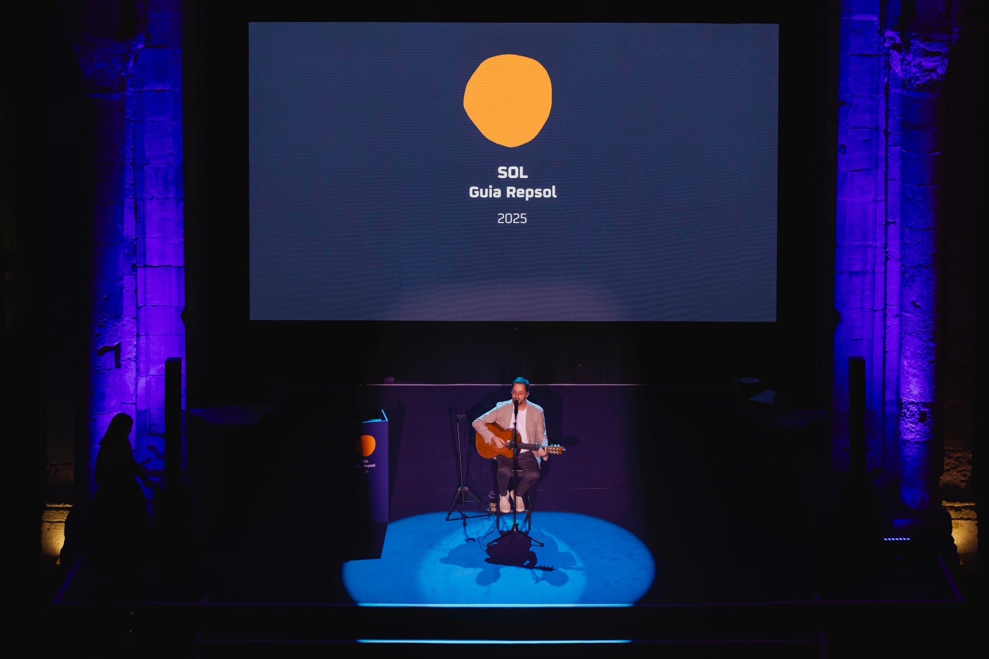 El músico portugués António Zambujo puso el broche musical.