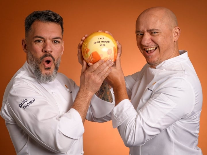Eduardo Domínguez de León y Sergio Andrés Romay, chef y segundo de cocina de Cráter Identidad Canaria (Adeje, Tenerife).