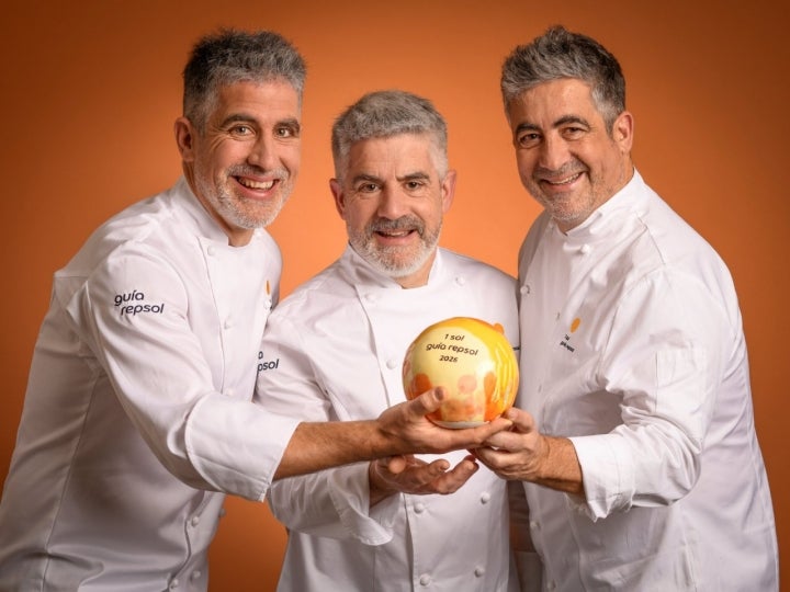 Los hermanos Kepa, Gorka y Mikel Txapartegi, del asador Sutan (Hondarribia, Gipuzkoa).