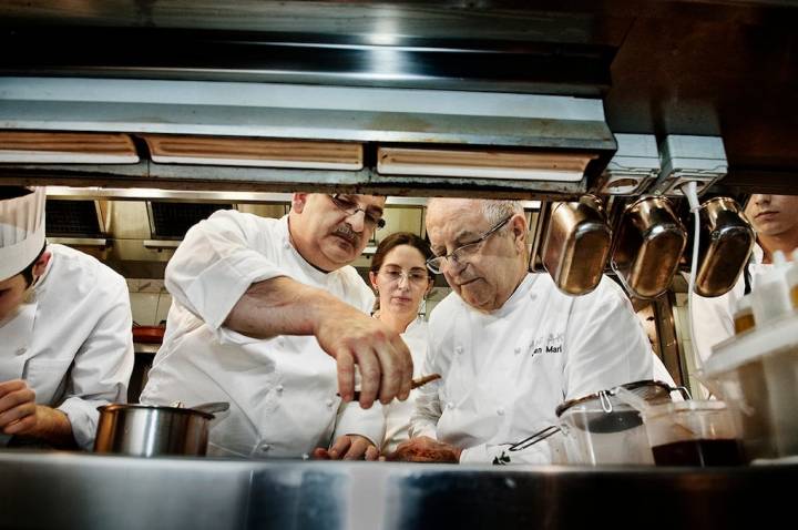 Juan Mari Arzak junto a su equipo de cocina. Foto: Alfredo Cáliz