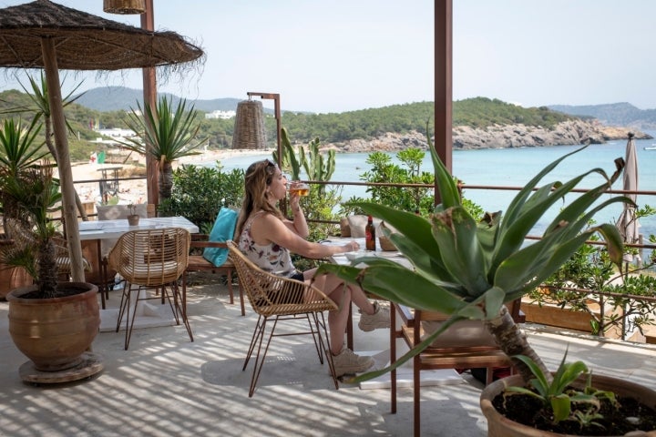 	
Atzaro Beach. Chiringuito
Ubicado en una de las más impresionantes playas del norte de Ibiza, Cala Nova,