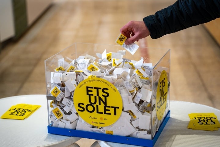 Dando a conocer el nombre de los ganadores de la campaña Ets un Solet. Foto: Alex Espuny