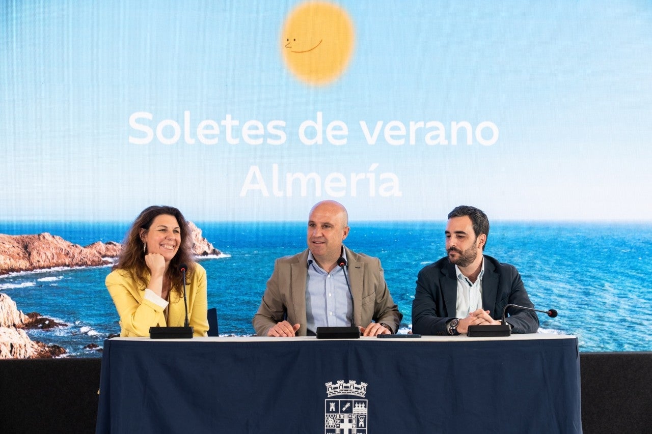 María Ritter, directora de Guía Repsol; José Antonio García Alcaina es el presidente de la Diputación Provincial de Almería; y Carlos Sánchez López, Diputado de Promoción Agroalimentaria de Almería.