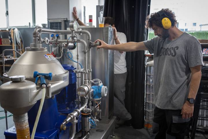 26/4/2023. Donosti. Fábrica de cerveza Gross. Redactora: Ana Caro. Miguel con la centrifugadora. Foto de César Cid.