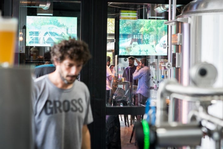 26/4/2023. Donosti. Fábrica de cerveza Gross. Redactora: Ana Caro. La sala y la fábrica están separadas por una puerta acristalada. Foto de César Cid.