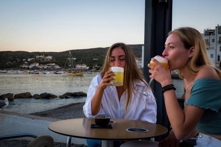Un cóctel al atarder en Cadaqués, imposible decir que no. Foto: Facebook 'Boia Nit'