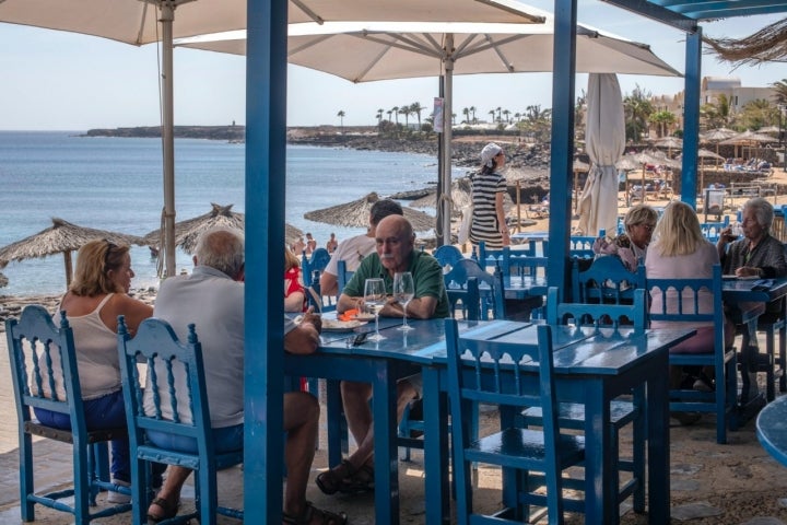 Clientes en la terraza del chiringuito Tropical