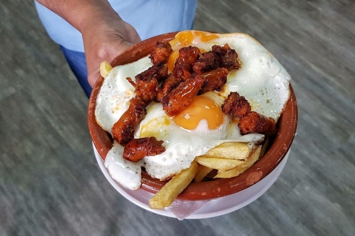 Huevos rotos con chistorra