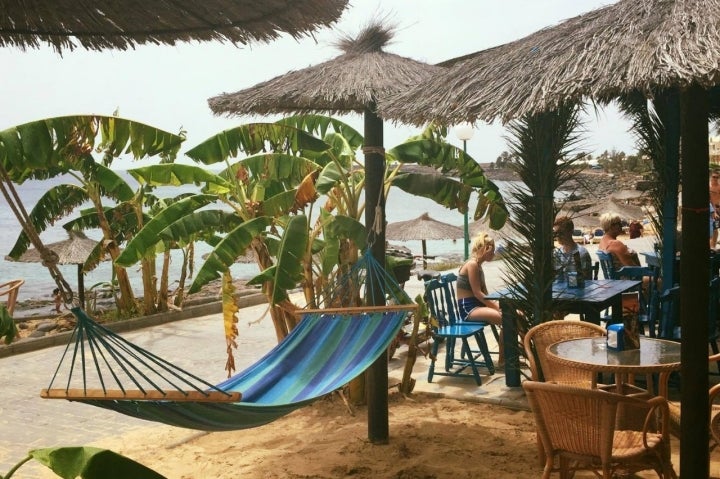 La costa de Canarias acoge una amplia variedad de chiringuitos con Solete. Foto: Chiringuito Tropical