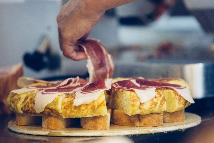 Los pinchos de tortilla son las estrellas en 'Astoria Café'. Foto: Astoria Café