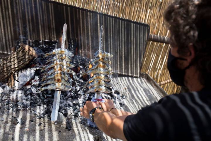 Aquí se preparan los tradicionales espetos de sardinas malagueñas en madera de olivo. Foto: Daniel Pérez