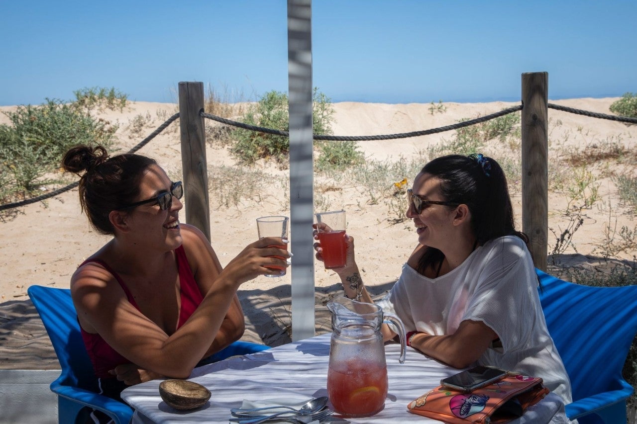 Se puede comer durante el día y disfrutar de música en directo por las noches.