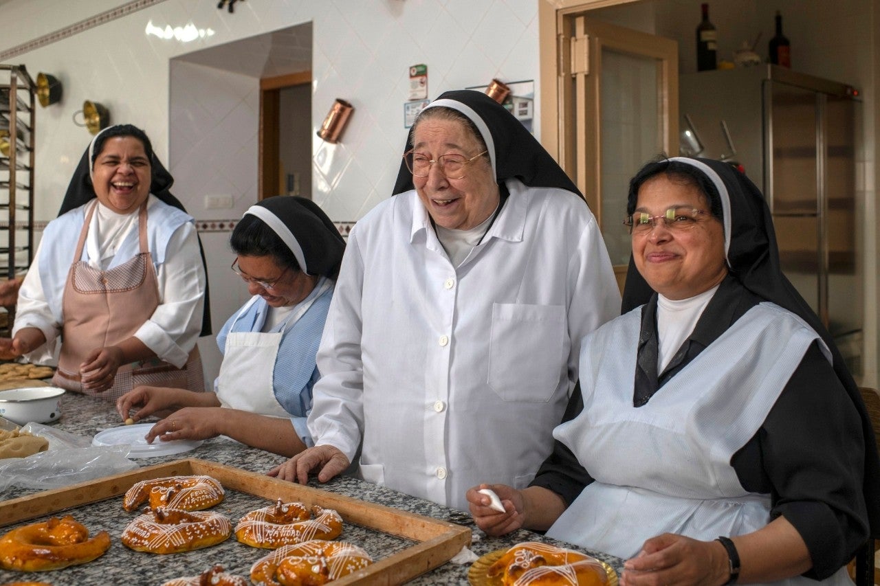  Monasterio Comendadoras de SantiagoSor María Auxiliadora)Mantecados, alfajores, roscos, anguila de mazapán para pinta