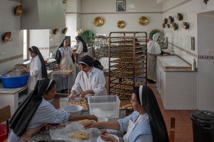  Monasterio Comendadoras de SantiagoSor María AuxiliadoraMantecados, alfajores, roscos, anguila de mazapán para pintar