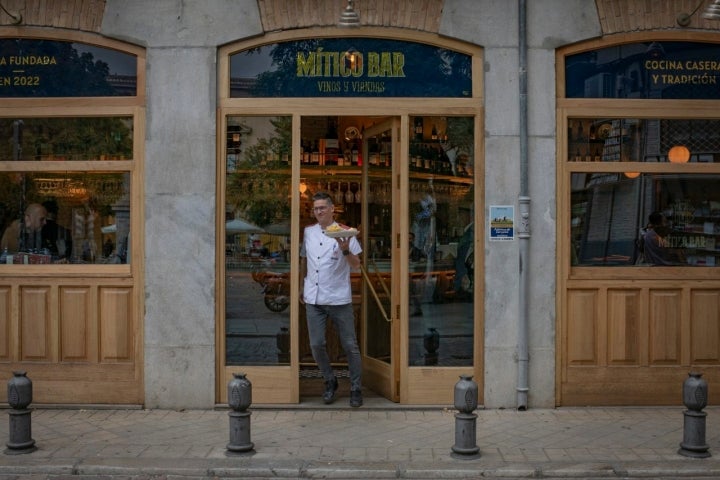 Mítico BarAlcachofa de Huétor Tajar, morcilla achorizada de Carchelejo, vinos Paraje de Mincal y Diez días de marzo. Brioche de pringá vajilla de Granada.