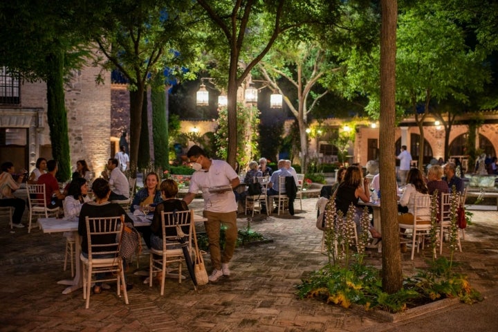 La terraza abre sus puertas de 20:00h a 02:00 de la mañana, de miércoles a domingo.