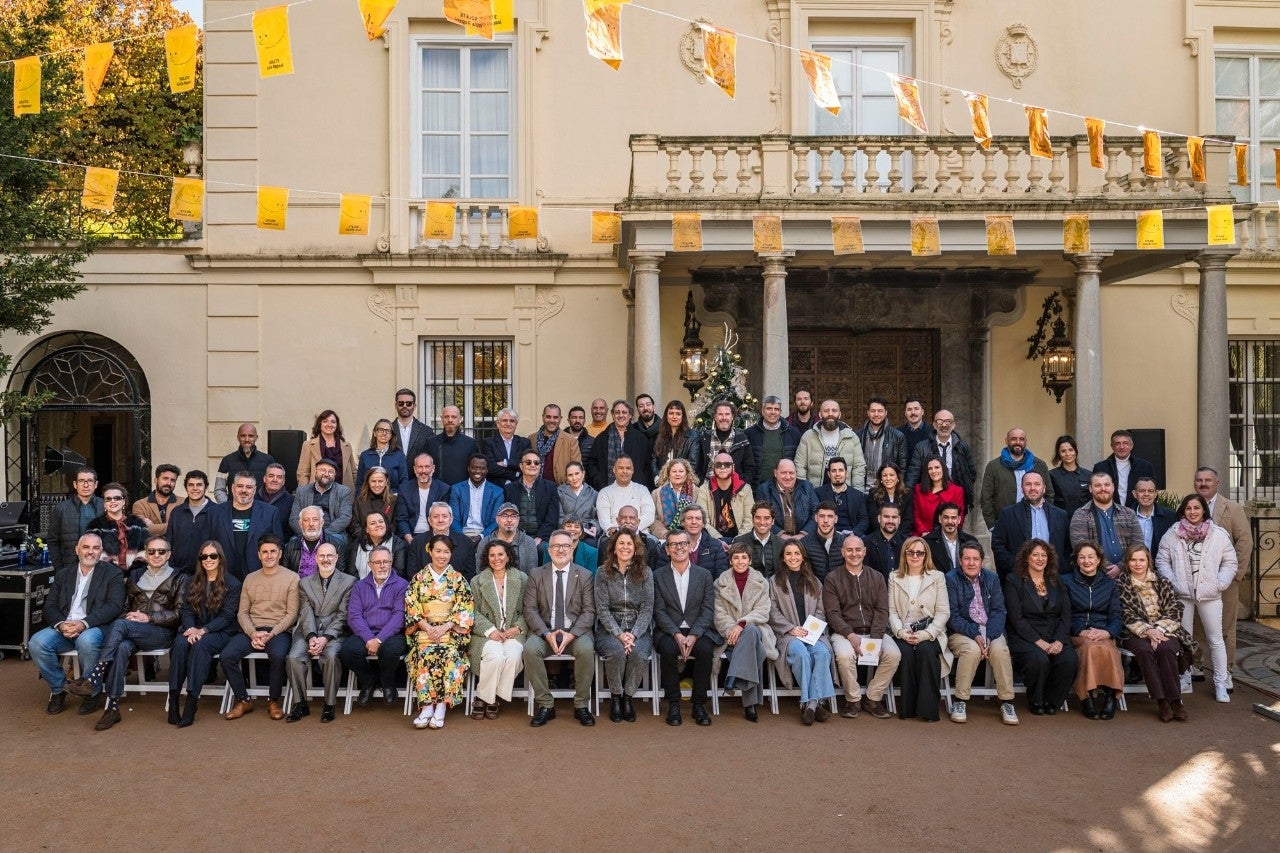 Los Soletes granadinos junto a María Ritter; Antonio Diaz, diputado de Fondos Europeos, Desarrollo, Industria y Empleo y el concejal de cultura del Ayuntamiento de Granada, Juan Ramón Ferreira.