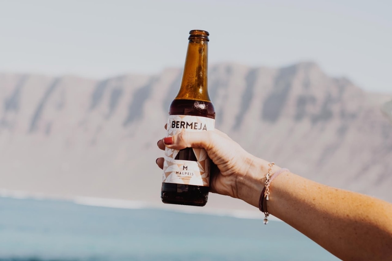 Una de sus cervezas se llama Bermeja por el color rojizo de la tierra de Lanzarote.