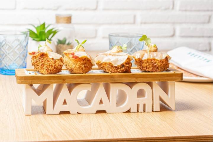 En ‘Macadan’ preparan croquetas de secreto y setas con lámina de panceta embuchada. Foto: Facebook ‘Macadan’