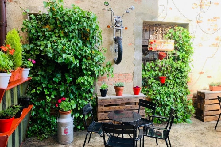 Divertida decoración en uno de los patios más acogedores de Burgos. Foto: Facebook 'Carmen 13'