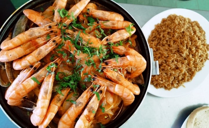 En Valencia de Alcántara se pueden comer platos portugueses como la cataplana de marisco. Foto: Facebook 'Bar Díaz'