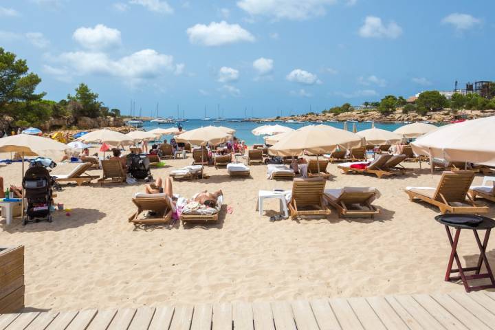 La playa en la que se encuentra ‘ALMA Eat is Life’ es la mezcla perfecta entre calma y diversión.