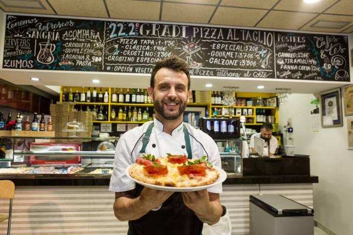 Pizza 'made in' Roma es lo que ofrecen en '22.2 Gradi'.