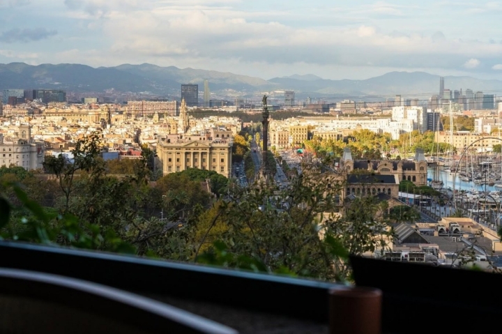 La Ciudad Condal bajo nuestros pies desde la Terraza Martínez. Foto: Facebook Terraza Martínez