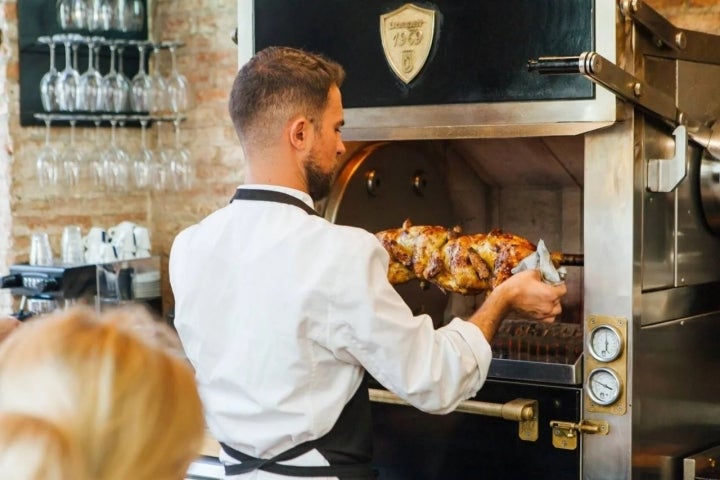 Platos ricos y baratos, el pollo a l'ast es un buen ejemplo. Foto: César Cid