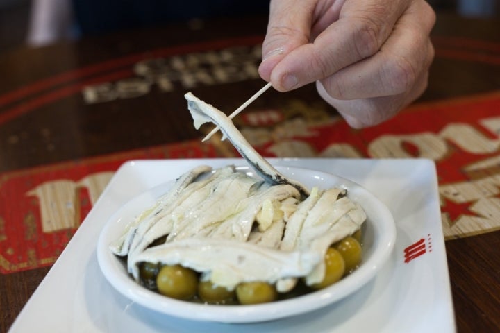 Los boquerones en vinagre de Carmen Alcocer son míticos en ‘Sanchís’. Foto: Helena Poncini 