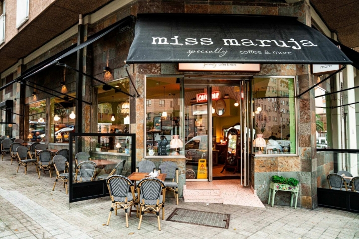 Terraza y puerta de entrada de Miss Maruja