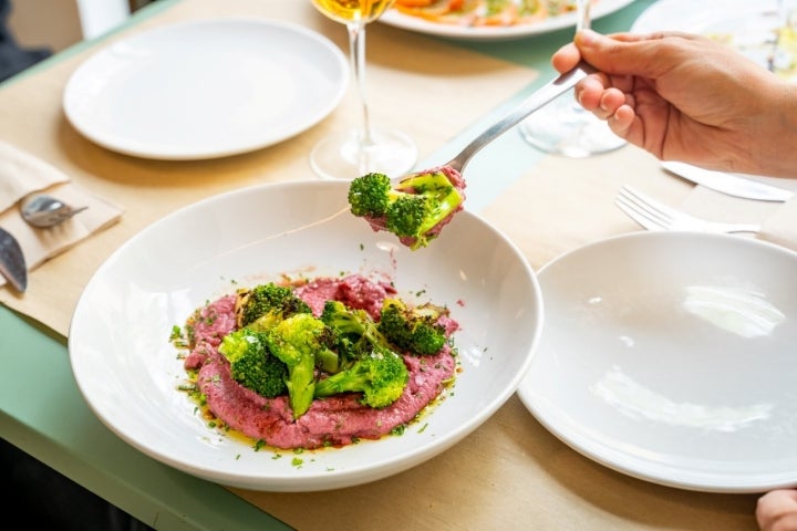 Plato con ingredientes comprados a pequeños productores.