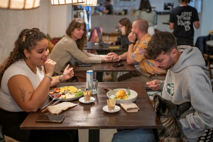 En ‘Finde’ tienen agua y algo rico para los clientes de cuatro patas. Foto: Sofía Moro