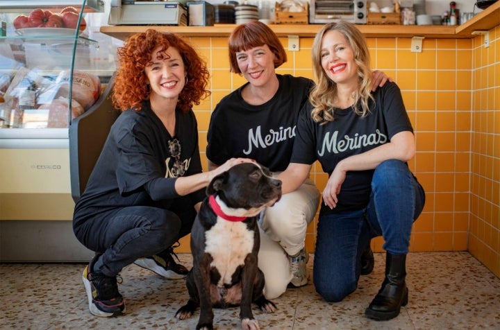 LORENA LÓPEZ, MARTA BERENGUER Y LISI LINDER. Actrices y propietarias de Merino Bar