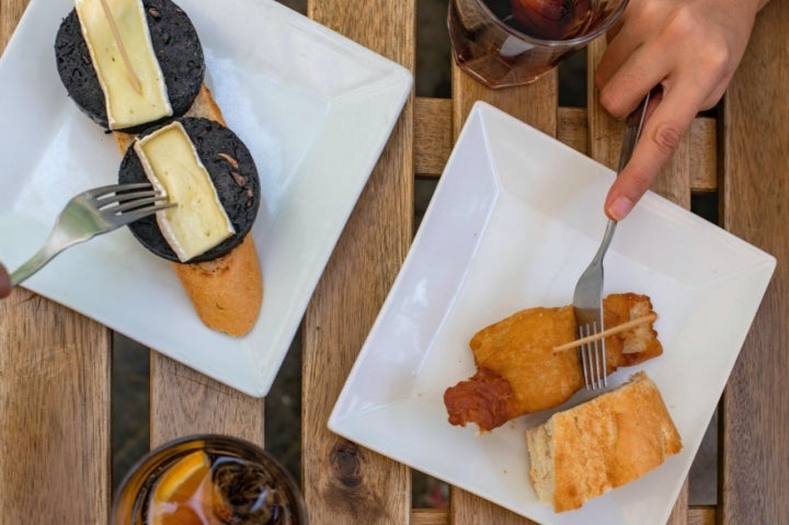 Bacalao rebozado y morcilla de Burgos, tapas tradicionales en ‘Casa Braulio’ (Madrid)