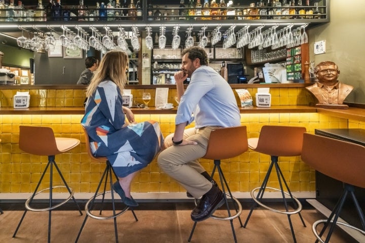 Barra con clientes de Los Cuevas, en Sevilla