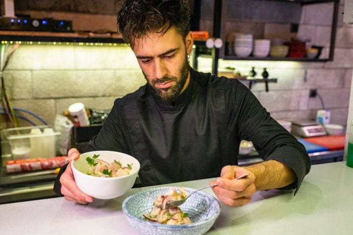 Nacho Gómez, chef de Brulé, preparando un plato