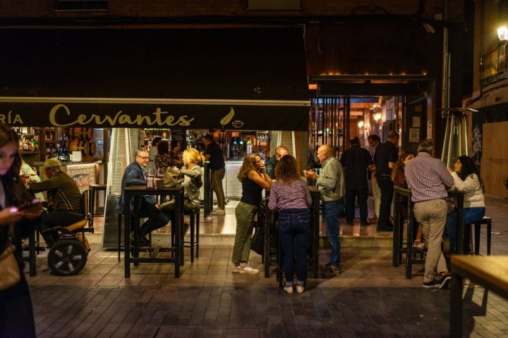 Clientes en la terraza del Cervantes 10