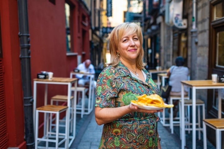 Inma Campelo muestra un plato de sus patatas fritas del Flechazo