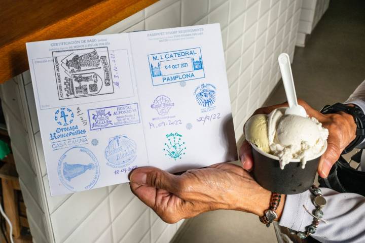 Compostela, con diversos sellos del Camino de Santiago, y un helado