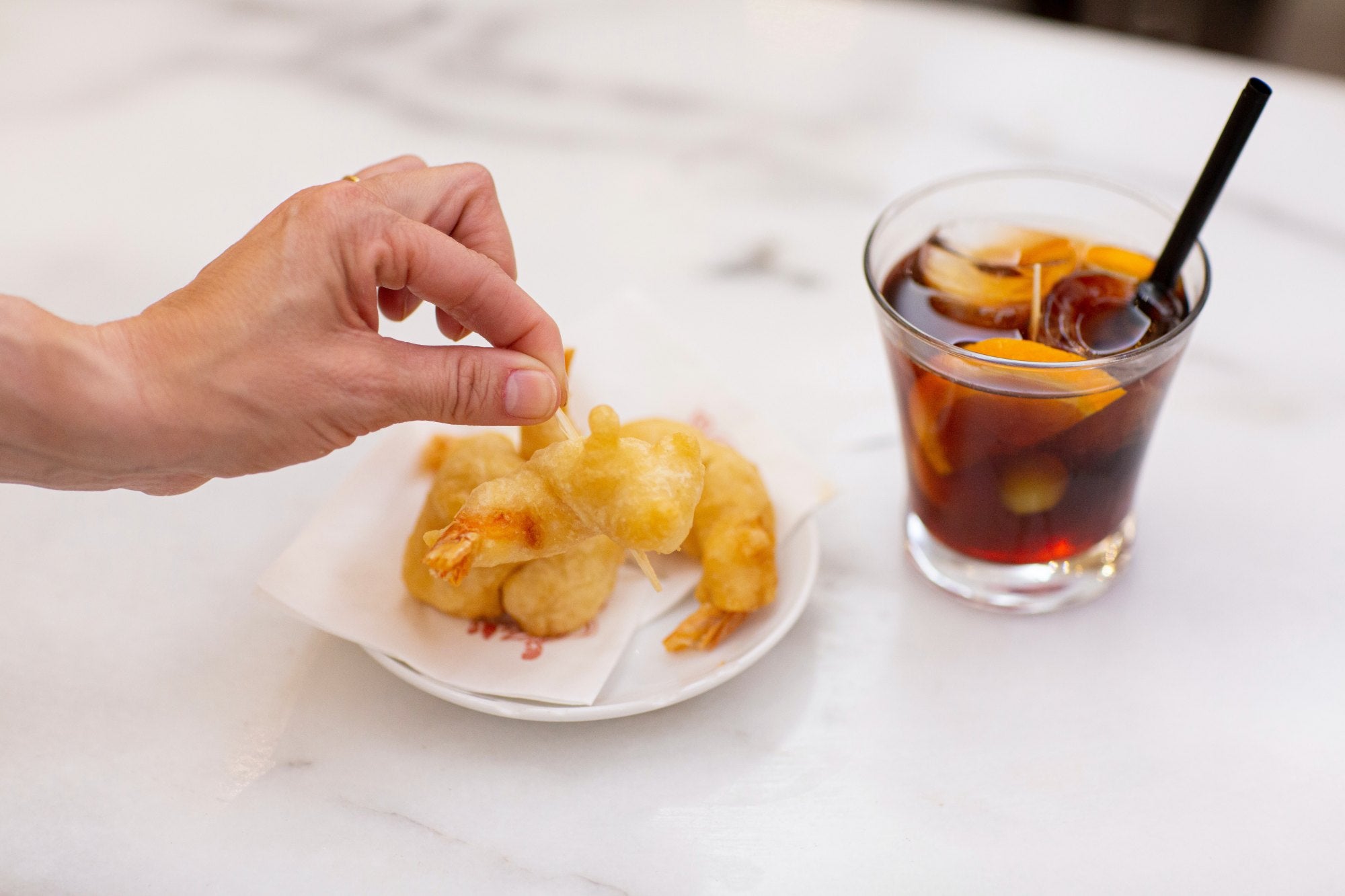 Las gambas a la gabardina, típicas los domingos en 'Café Moderno'.