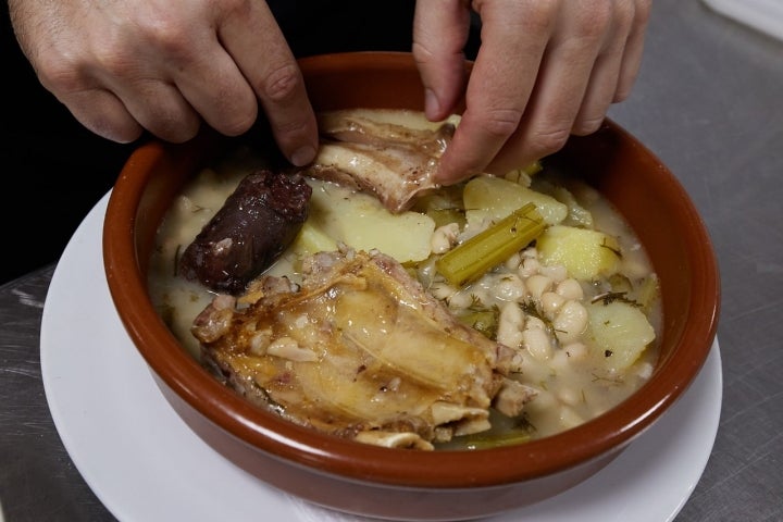 El puchero de cardo e hinojos con habichuela blanca y su pringá en 'Los Naranjos'.