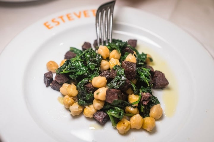 CAN ESTEVET Espinacas con garbanzos y butifarra negra 