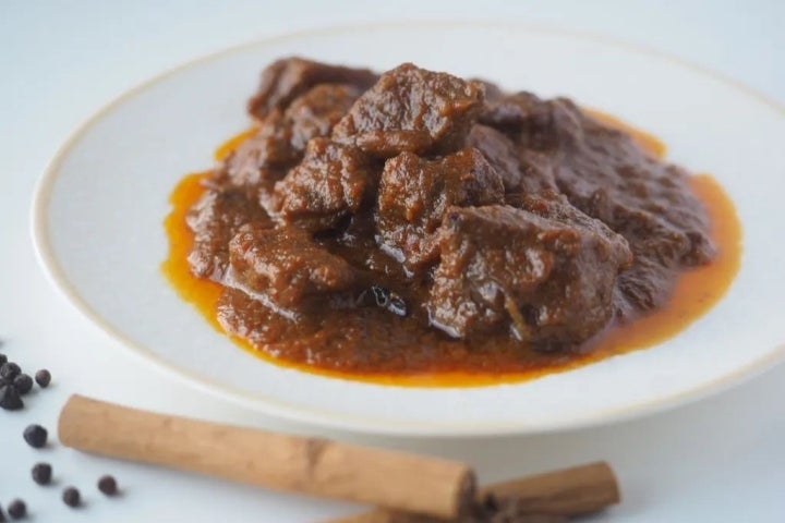 El 'rendang' es curry de ternera estilo indonesio y en 'Harum Manis' lo hacen muy rico. Foto: Facebook 'Harum Manis'