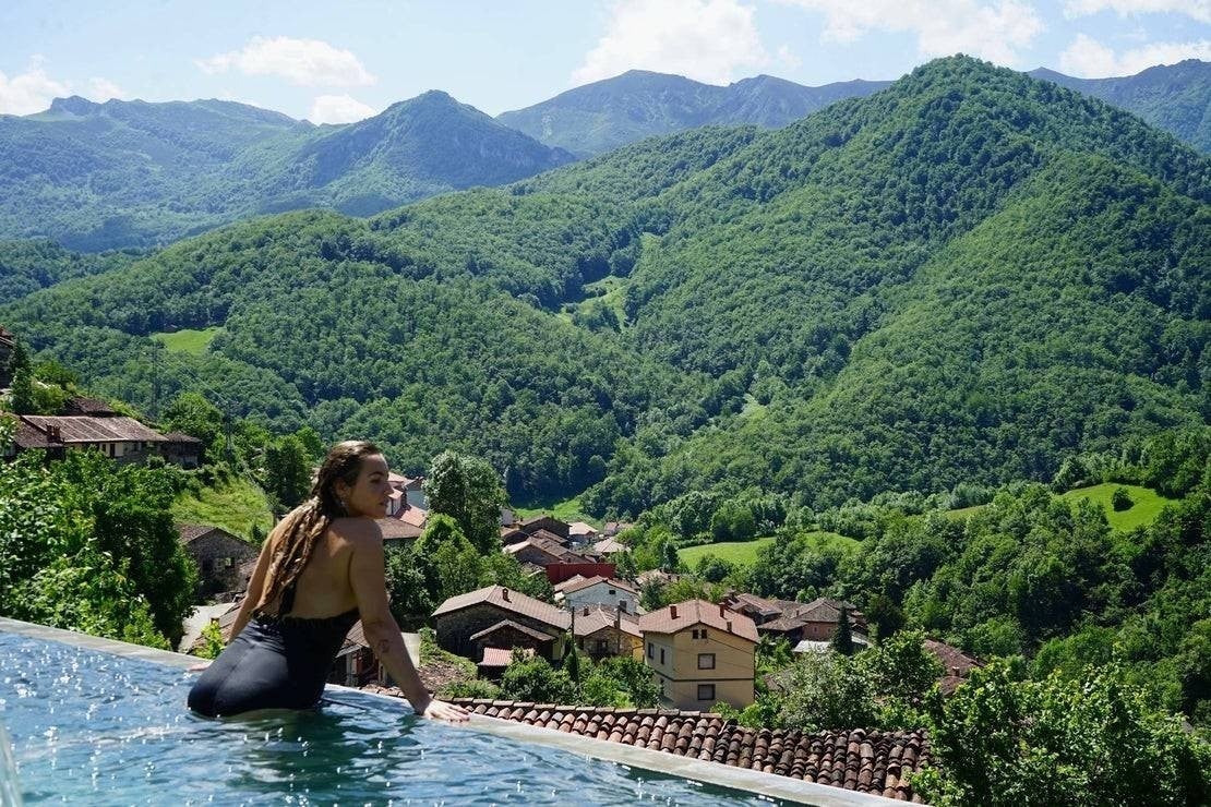 Un baño con vistas en el ‘Centro de Ecoturismo Tierra de Agua’ (Caleao, Asturias). Foto: Javier Martínez Mansilla