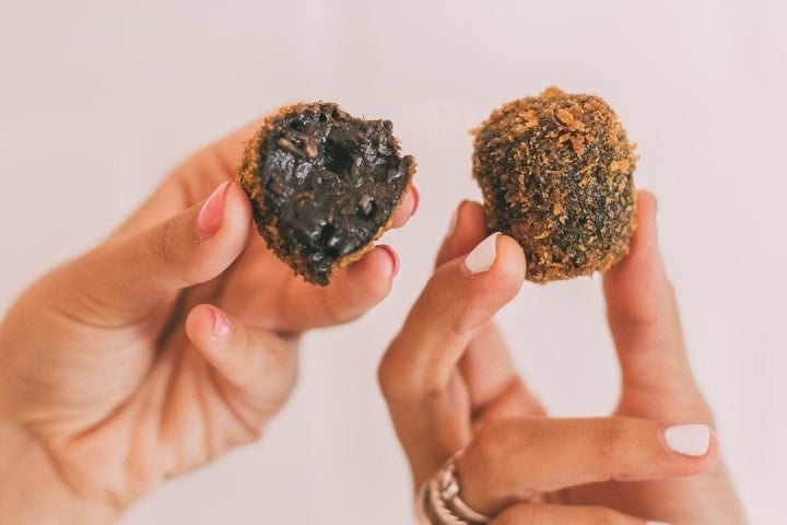 También preparan croquetas de chipirón en su tinta. Foto: Facebook 'Pez Tortilla'