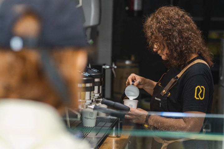 Trabajo de barista y buen café de especialidad.